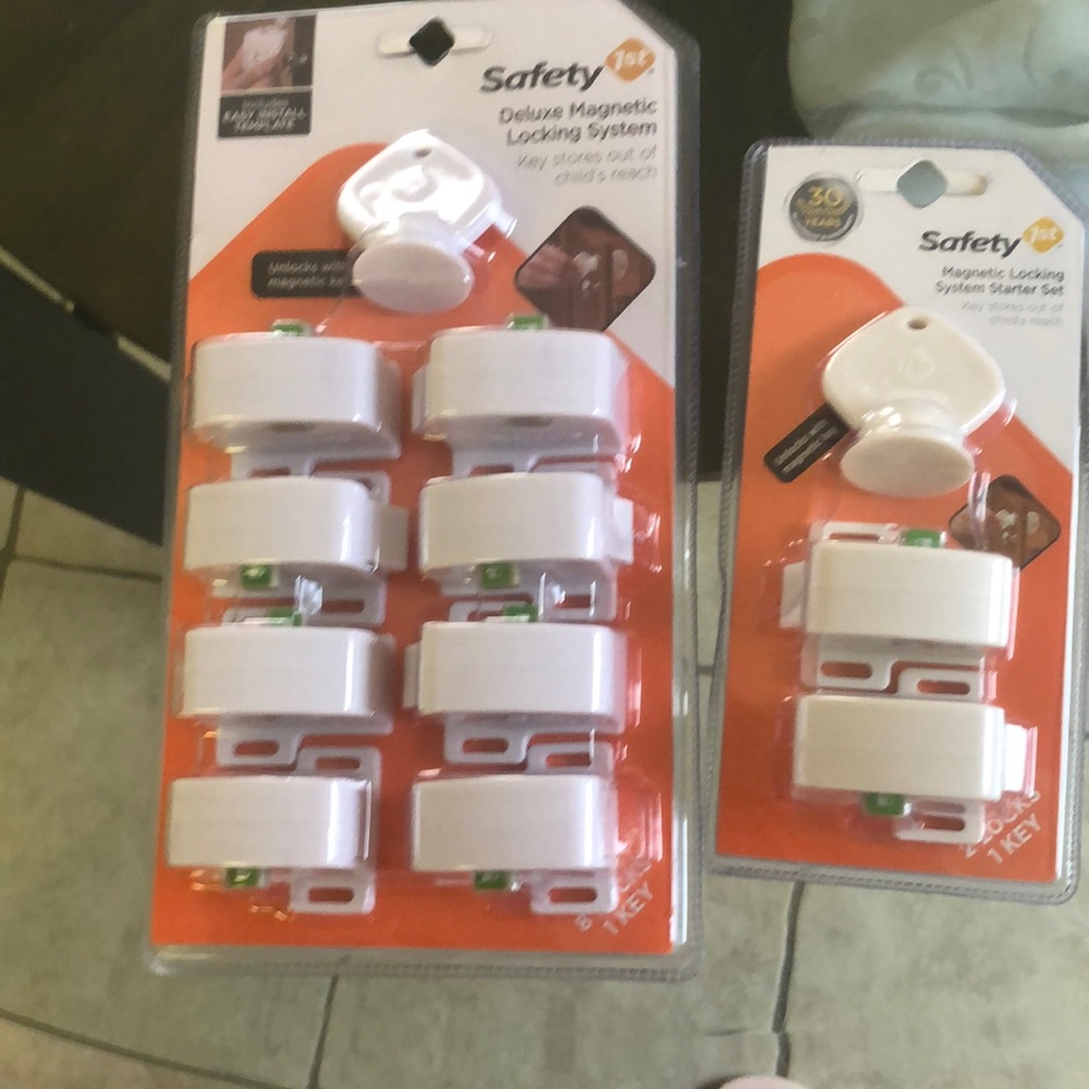 Magnetic door locking system